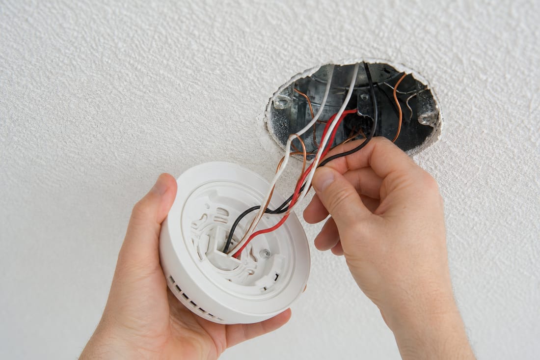 Beispiel: Verkabelung eines Alarmsensors an der Decke, Detail