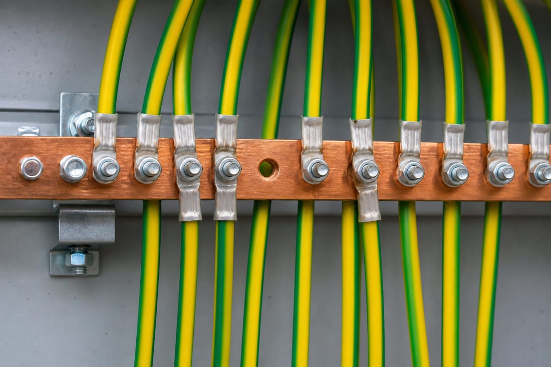 Beispiel: Potentialausgleichsschiene mit Erdungsleitern, Detail
