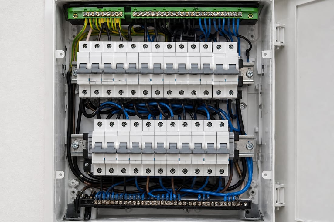Beispiel: geöffneter Sicherungskasten mit Reihen von Schutzschaltern